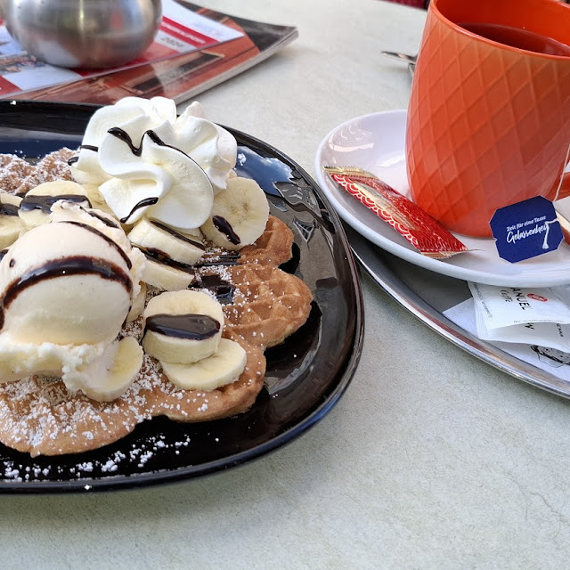 Waffel Mit Banane Und Ein Tee