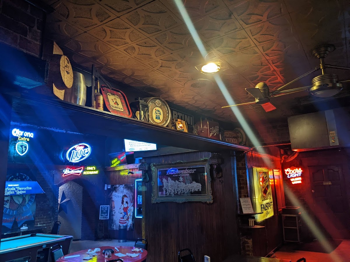 Kross Lounge & Ernie's Restaurant