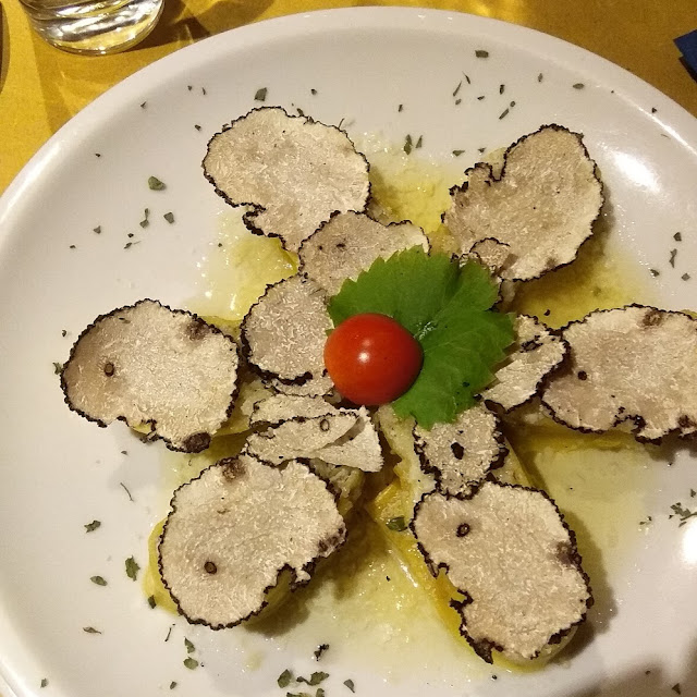 Rotolo Di Pasta Fresca Farcito Con Ricotta E Tartufo Fresco