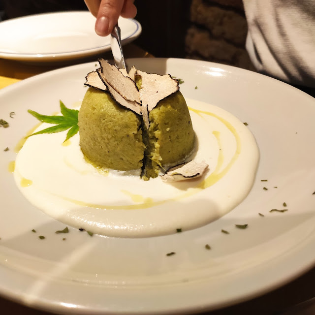 Tortini Caldo Asparagi E Patate Su Letto Di Crema Di Pecorino E Scaglie Di Tartufo Fresco