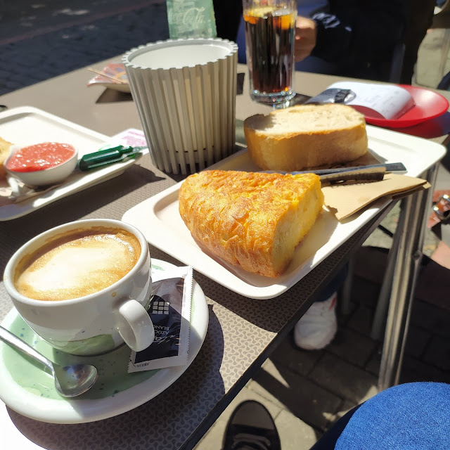 Pincho de Tortilla Y Café Con Leche