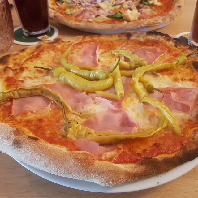 Pizza Prosciutto Mit Peperoni