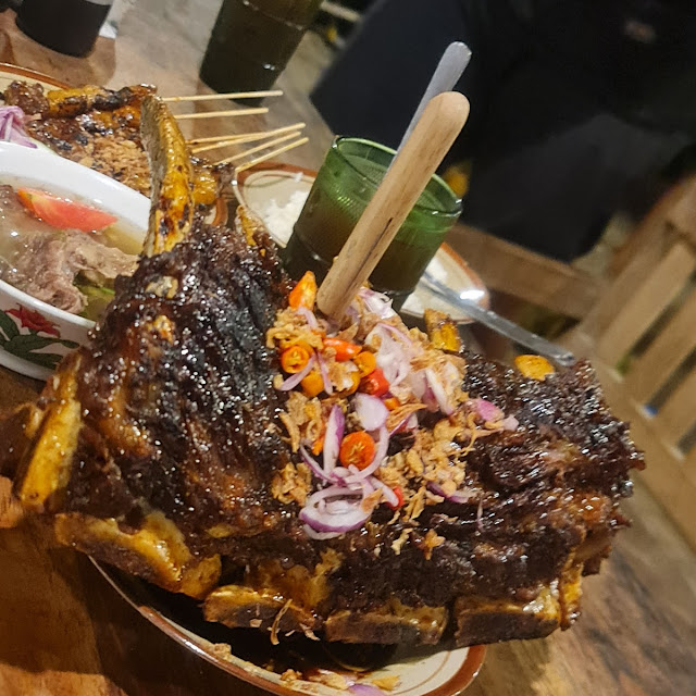 Balungan Dinosaurus Bakar