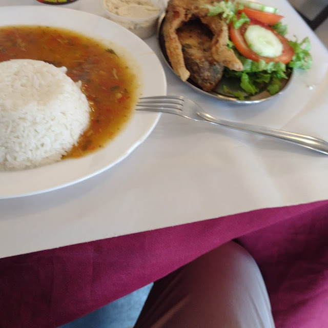 Posta de Peixe Com Pirão Salada E Arroz