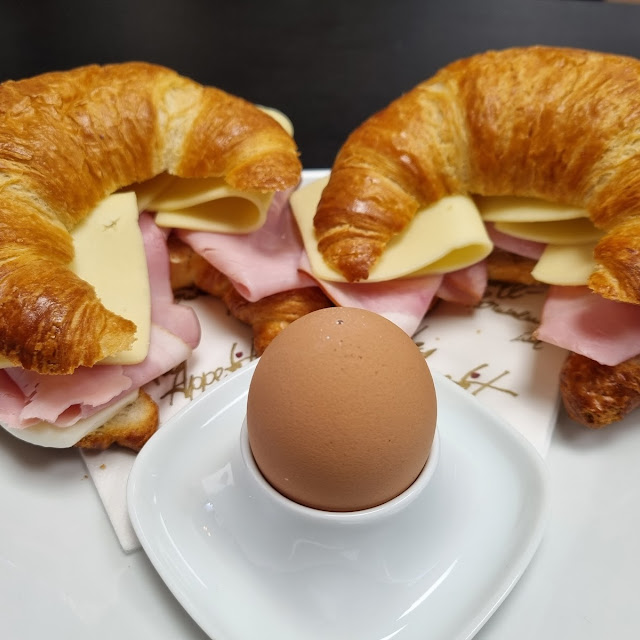 Gefüllte Croissants Mit Weichem Ei