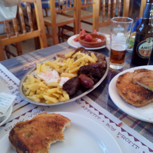 Morcilla Huevos Y Patatas Fritas