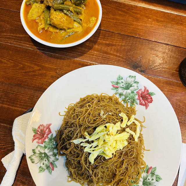 Meehoon with Vegetarian Curry