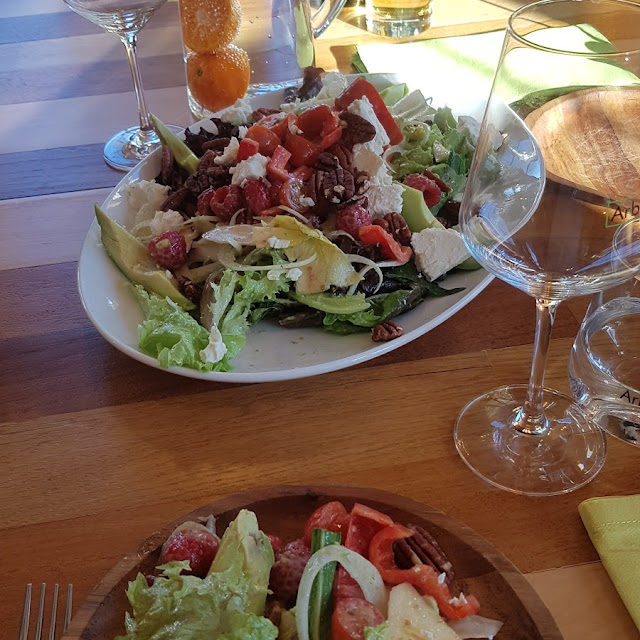 Großer Salat Mit Avocado Himbeeren Feta Käse