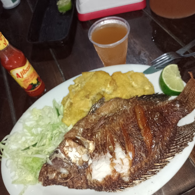 Mojarra Frita Con Patacónes Y Limonada