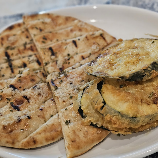 Frittierte Zucchini Und Pitabrot Mit Knoblauch