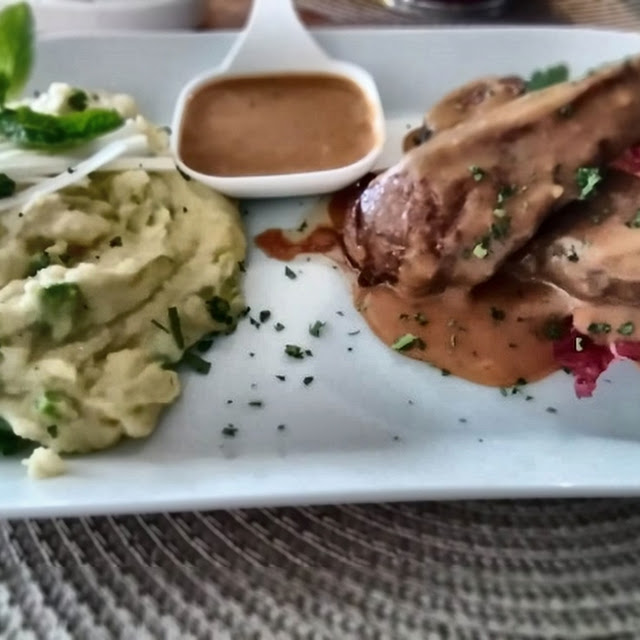 Costine Di Agnello Con Purè Di Cavolfiore