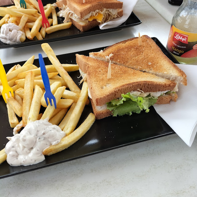 Sandwich Americano Con Papás
