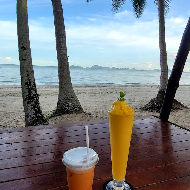 Thai Tea and Mango Smoothie
