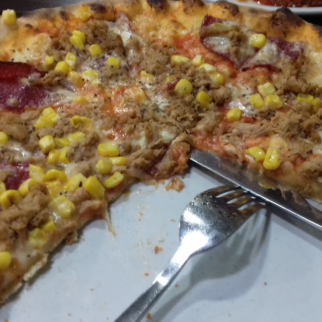 Pizza Salami Thunfisch Mais
