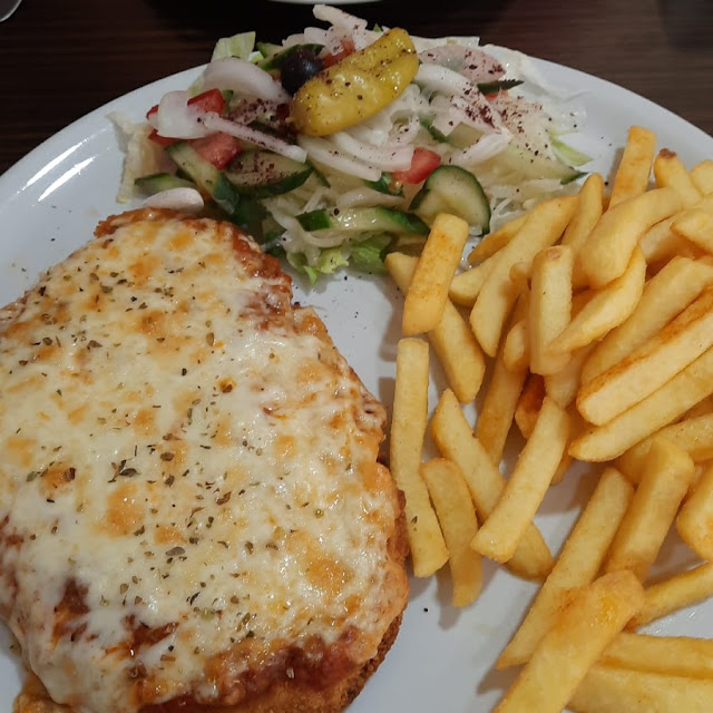 Bologneseschnitzel Mit Pommes Frites