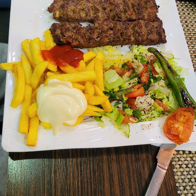 Hackfleischspieß Mit Pommes Frites Und Salat