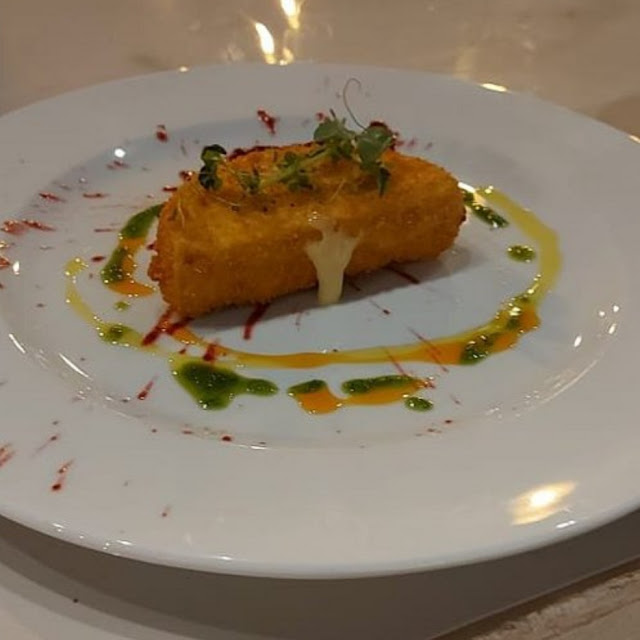 Queso Camambert Con Couli de Zarzamoras Vino Blanco Y Aceites Aromáticos