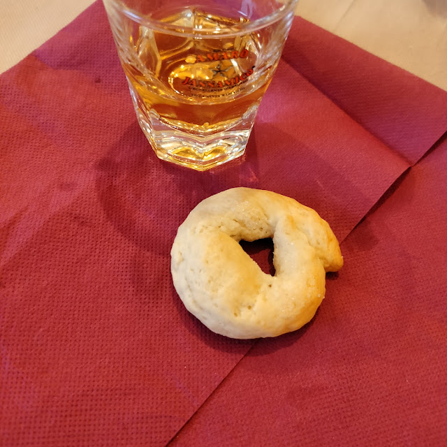 Genziana E Biscottini Al Vino