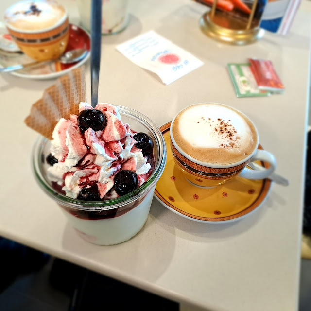 Joghurt Amarena Und Cappuccino