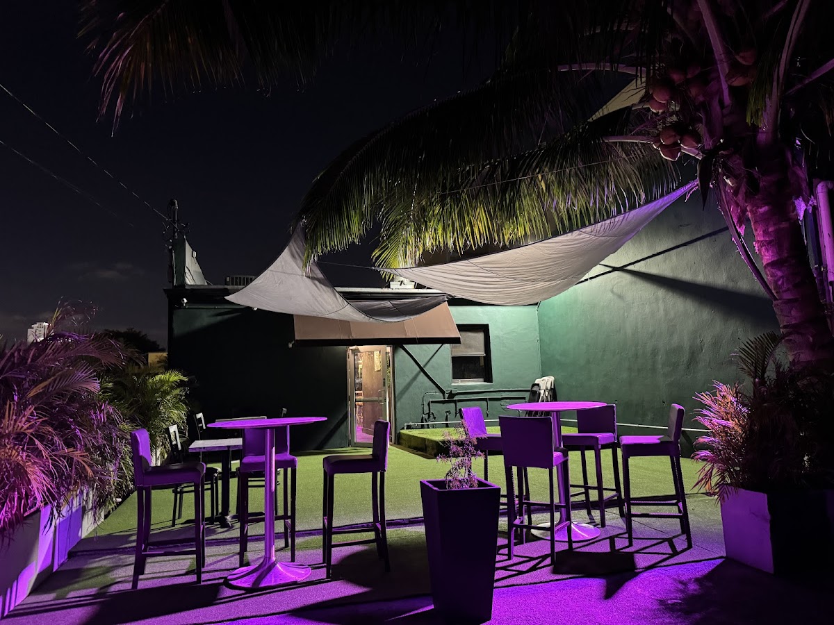 COCO CAFE RESTAURANT & LOUNGE