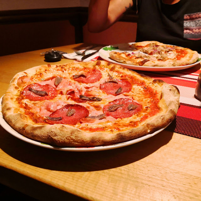 Pizza Salami Schinken Und Sardellen