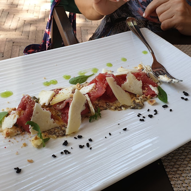 Carpaccio Di Manzo Contattato E Nocciole Con Scaglie Di Pecorino Toscano