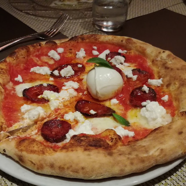 Pizza Gourmet Con Salame Piccante E Ricotta