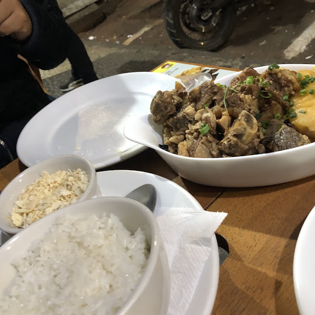 Costela Bovina Cozida Na Pressão Com Mandioca Mas Arroz Farofa E Vinegrete Apimentado