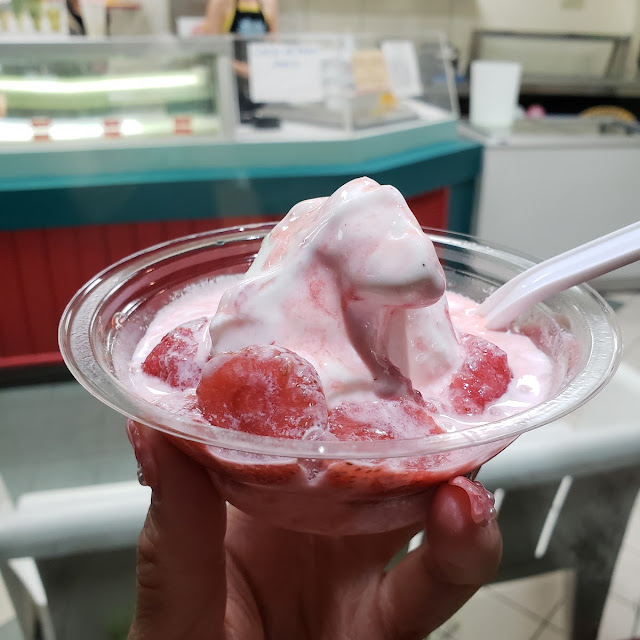 Small Strawberry Sundae
