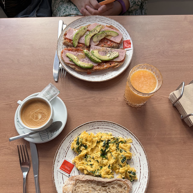 Tiara de Aguacate Con Jamón Cocido Y Tosta de Huevo Con Espinacas