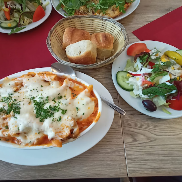 Nudeln Mit Brot Und Beilagensalat