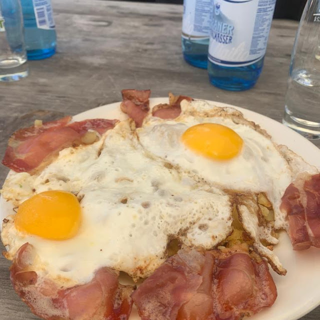 Uova All'occhio Di Bue Con Pancetta Croccante Su Un Letto Di Patate