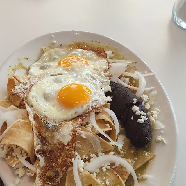Chilaquiles Verdes Con Huevos Fritos