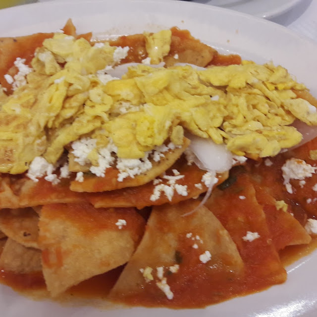 Chilaquiles Rojos Con Huevo Revuelto