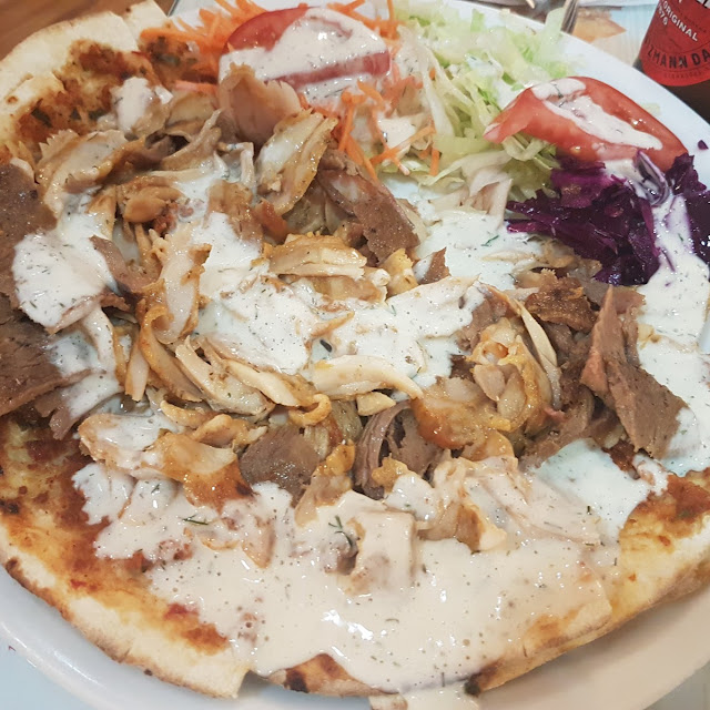 Carne de Pollo Con Patatas Fritas Y Ensalada