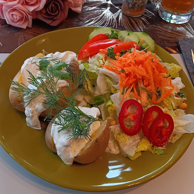 Ofenkartoffel Mit Salat