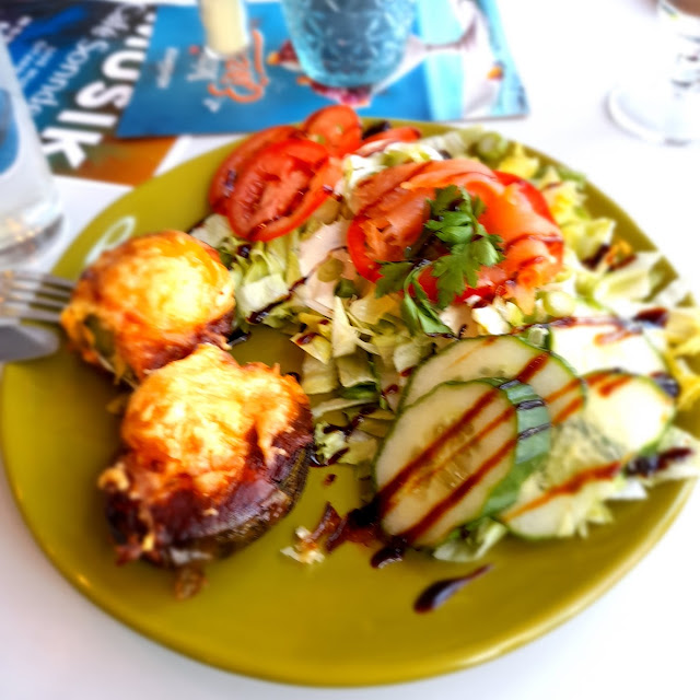 Avocado Mit Lachs Gefüllter Salatteller