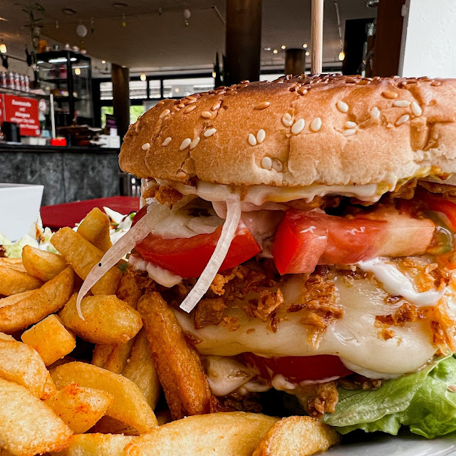 Cheeseburger Mit Pommes