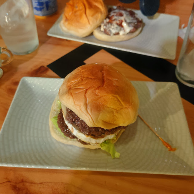 Hamburguesa de Mes Con Rulo de Cabra Y Tomate Caramelizado
