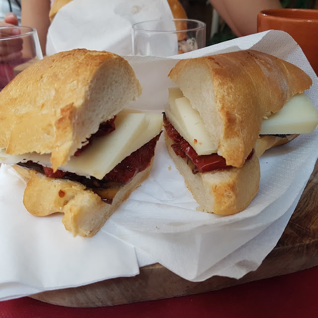 Panino Pecorino E Pomodori Secchi