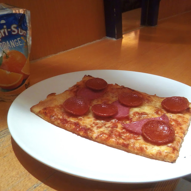 Pizzastück Mit Salami Und Pepperoniwurst