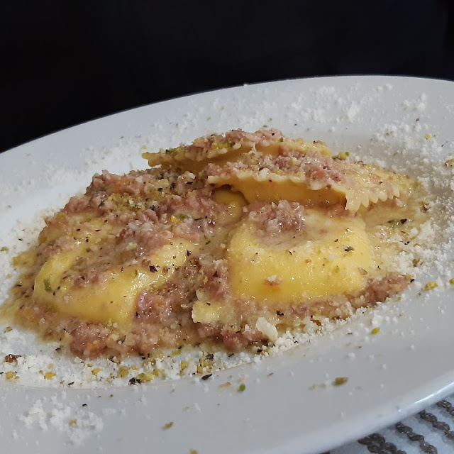 Ravioli Ripieni Di Burrata Con Ragù Di Salumi E Pistacchio