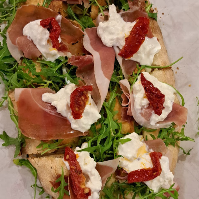 Pinza Prosciutto Burrata Rucola