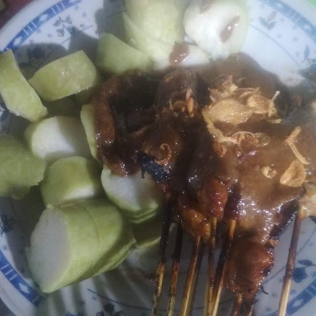 Sate Lontong