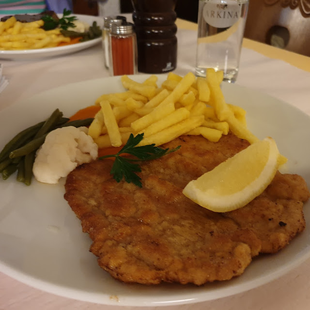 Escalope de Porc Panée Avec Frites Fraîches