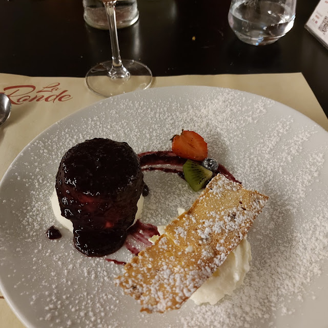 Panna Cotta Frutti Di Bosco Con Cialda Croccante E Panna Montata