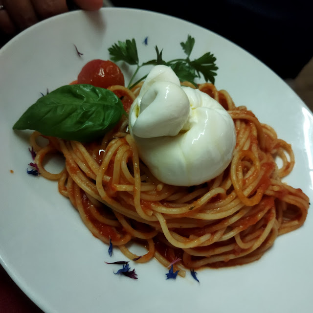 Linguine with Tomato Sauce and Burrata Cheese