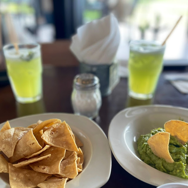 Guacamole Totopos Y Agua de Menta