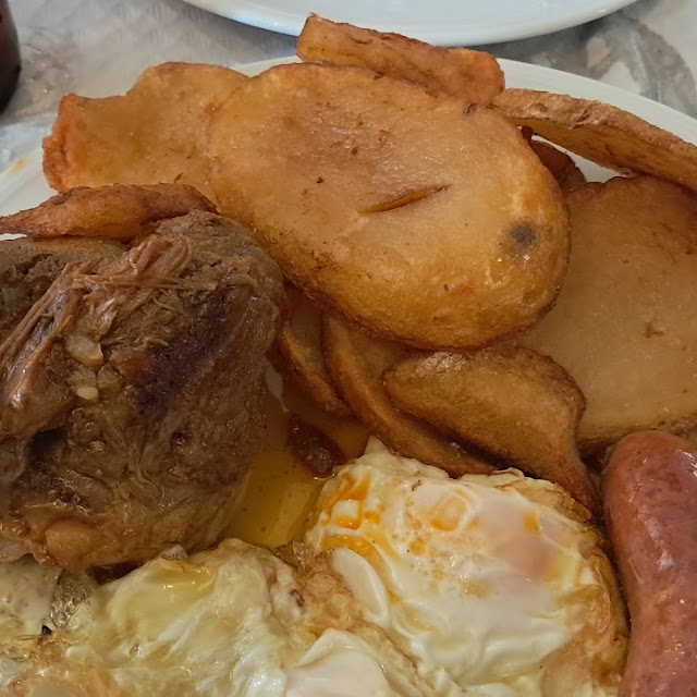 Plato de Los Montes Lomo Patatas Huevo Frito Y Chorizo