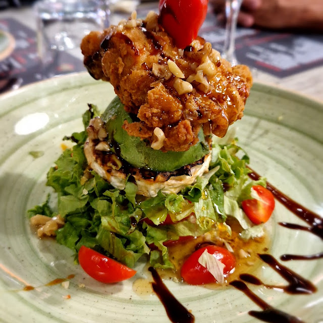 Esalada Con Pollo Kentucky